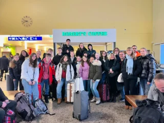 Viime perjantaina saimme Kalevaan vieraaksi ryhmän ranskalaisia! Viikko oli täynnä monelaista ohjelmaa ja siihen kuului tietysti myös paljon iloa, naurua ja uusia ystäviä. 🇫🇷🕺🏻Viikonlopun ohjelmassa oli saunailta ja jääkiekkomatsi. Viikolla vieraat pääsivät mukaan majoittajien tunneille ja koulutyön lomassa leivottiin karjalanpiirakoita, luisteltiin ja tehtiin musiikkia. Iltaisin ranskalaiset pääsivät näkemään palasia suomalaisten arjesta - osa kierteli kotikaupunkimme nähtävyyksiä, eräs pääsi mukaan lumisiin jalkapallotreeneihin ja toiset maistelivat suomalaisia ruokia. Viimeinen ilta ennen ranskalaisten Helsinki-päivää vietettiin yhdessä koko porukan kanssa! ❄️💕Porukka oli mitä loistavin ja eilisaamun hyvästit olivat vaikeat. Onneksi jälleennäkemistä ei tarvitse kauaa odottaa, sillä kahden kuukauden päästä tämän ja viime vuoden majoittajaopiskelijat matkaavat Ranskaan vastavierailulle! 🙌✈️Merci beaucoup @musiquelycee53 ! ❤️