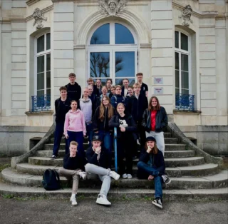 Viikko sitten 22 hengen ryhmä koulumme opiskelijoita kotiutui vajaan viikon kestäneeltä Ranskan-reissulta! Mukana oli kahden opettajan lisäksi sekä talvella 2024 majoittajina toimineita kakkosia että viime tammikuussa majoittaneita ykkösiä. Matkaseura oli mahtavaa ja reissupäivät sujuivat hyvin! Ensimmäisenä päivänä nähtiin myös Pariisi. ✈️😄Lavalin kaupungissa saatiin viettää viisi ihanaa kevätpäivää. Suomessa vierailleiden ranskalaisten perheissä päästiin kokemaan pieni osa maan kulttuuria ja koulupäivinä kokeiltiin ranskalaista lukioelämää. Iltapäiviin oli järjestetty erilaisia aktiviteettejä ja yhtenä päivänä teimme retken Mont Saint-Michelin kauniille luostarisaarelle! 🌸📚Reissuseurueesta osa oli ranskanlukijoita, joille matka oli oiva mahdollisuus oppia kieltä aivan uudella tavalla. Koska Lavalin lukio oli musiikkipainotteinen, oli meidänkin koulusta mukana musalinjalaisia. Viimeisenä päivänä päästiinkin kaikki kuulemaan niin ranskalaisten kuin suomalaisten soittoa! 🎶🇫🇷Viikko oli kaikin puolin upea! Kiitos siitä kaikille suomalaisille ja etenkin ranskalaisille, jotka toivottivat opiskelijat lämpimästi tervetulleeksi perheisiinsä ja pitivät heistä hyvää huolta. Kansikuvassa lähes kaikki suomalaiset, viimeisessä kuvassa myös vähän ranskiksia ja muissa kuvissa muita tunnelmia. ❤️🤩#ranska_jetaime #stipendiranskaan #sryl