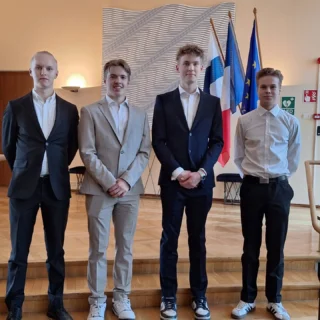 Justus, Lassi, Nooa ja Aaro pokkaamassa SRYL:n stipendiä Ranskan suurlähetystössä #sryl #ranska_jetaime #stipendiranskaan