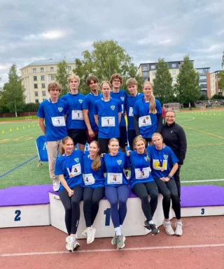 Viime tiistaina 2.9. järjestetyissä perinteisissä Aamulehden viestikarnevaaleissa pärjättiin taas hienosti! 🤩💙Lukiomme tyttöjen joukkue toi ansiokkaasti kultaa kotiin, sekä poikien joukkue hopeaa 🌟Upeaa työtä molemmilta joukkueilta 💪🏻❗️