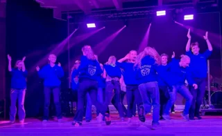 Tänään pääsimme jälleen viettämään perinteistä Kalevan päivää! 💙Päivään kuului rehtoraatin tervehdykset, musalinjan abien loihtima Kaluralli sekä pientä kisailua ykkösten luomien esityksien lomassa! 😎Kalevan lukion tuoreet ykköset pääsivät viihdyttämään yleisöä muun muassa Waka Wakan tahtiin sekä ajankohtaisilla uutisilla! Kaikki upeat esitykset kruunasivat päivän jälleen kerran! 👑✨Päivä oli täynnä tunnelmaa ja hauskuutta korostaen lukiomme tiivistä yhteishenkeä! 🤍 Rohkeaa heittäytymistä ja upeita esityksiä — kiitos ykköset!Iso kiitos kuuluu myös tuutoreillemme, jotka olivat mukana järjestämässä tätä ikimuistoista päivää! Tunnelmaa korosti myös opiskelijoiden ja henkilökunnan pukeutuminen lukiomme hengessä siniseen! 🩵