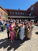Upeampaakin upeammat musa-abimme valmistuivat tänään ylioppilaiksi!🌹🎓Kolmen (tai neljän) vuoden lukiourakka on nyt saatettu päätökseen. Olemme valtavan ylpeitä teistä jokaisesta, ja olette todellakin ansainneet juhlanne! 🎊❤️Olette meille rakkaita, ja koko musalinjalla tulee teitä valtava ikävä❤️‍🩹
Vaikka valmistuminen tuo mukanansa myös haikeuden tunteita, olemme kaikki kiitollisia kuluneista vuosista ja saamistamme muistoista kanssanne❤️Pro-Musica -mitalilla palkittiin tänä keväänä upeat Iiris Laine ja Bea Stevanovic🏅🏅Hurjasti onnea tuoreille ylioppilaille, nyt on teidän aikanne loistaa!🌟💕